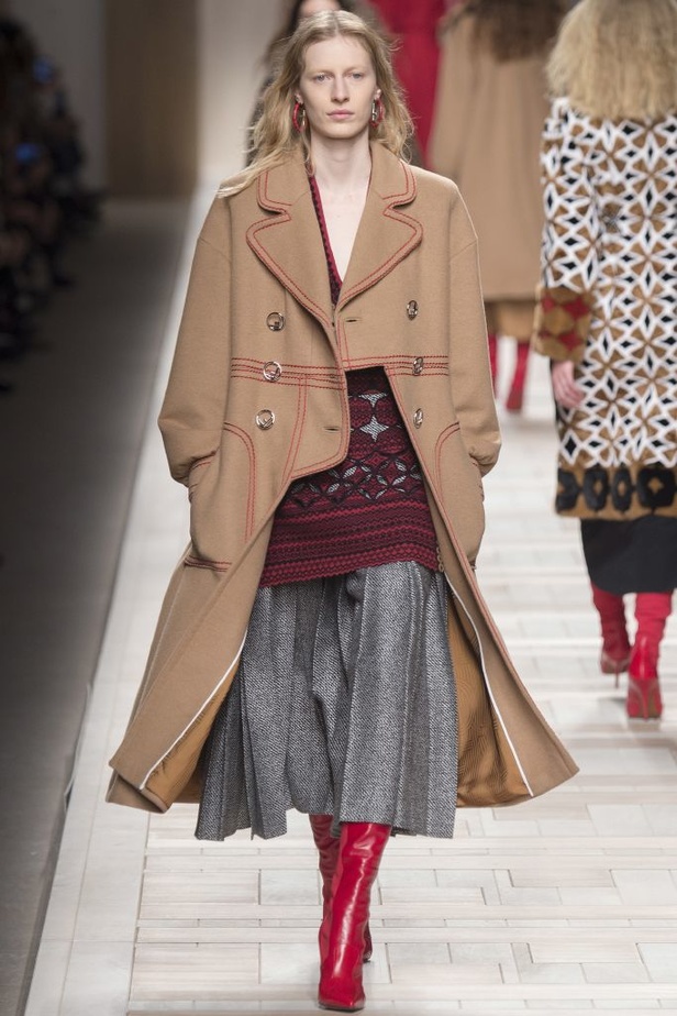 ازياء مزينة بالفرو الفاخر والزهور تسيطر على مجموعة fendi لخريف وشتاء 2018