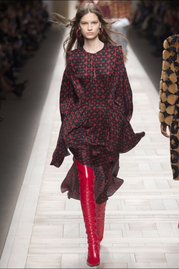 ازياء مزينة بالفرو الفاخر والزهور تسيطر على مجموعة fendi لخريف وشتاء 2018