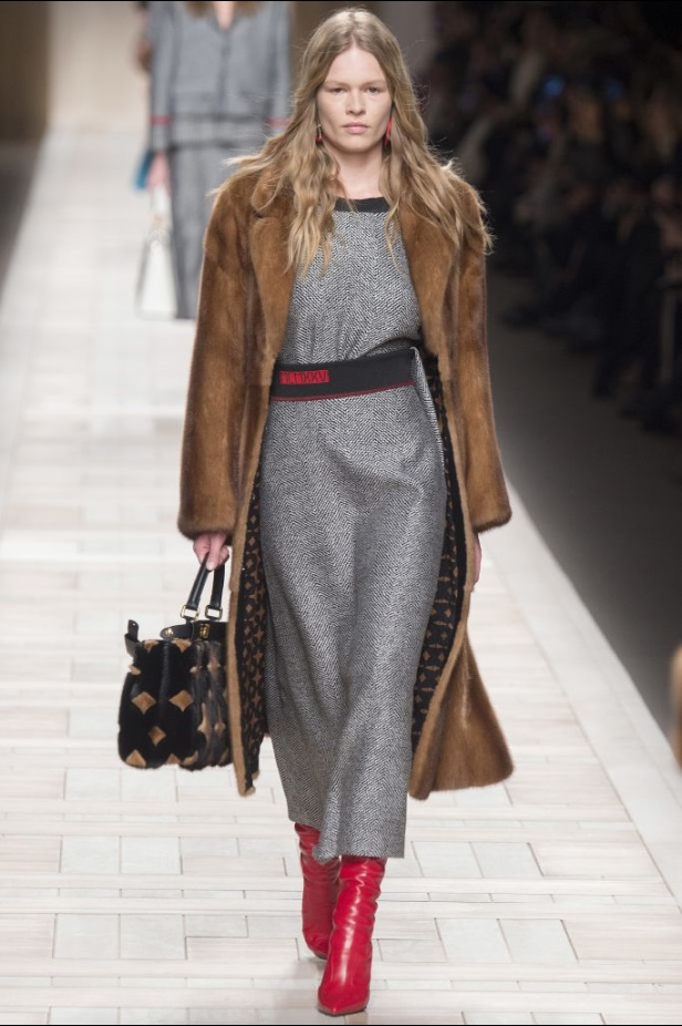 ازياء مزينة بالفرو الفاخر والزهور تسيطر على مجموعة fendi لخريف وشتاء 2018