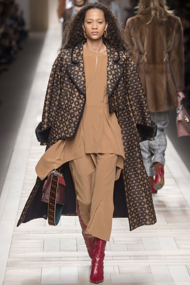 ازياء مزينة بالفرو الفاخر والزهور تسيطر على مجموعة fendi لخريف وشتاء 2018