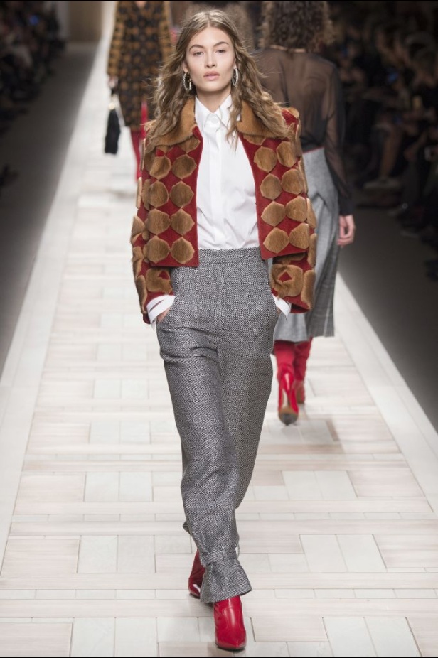 ازياء مزينة بالفرو الفاخر والزهور تسيطر على مجموعة fendi لخريف وشتاء 2018