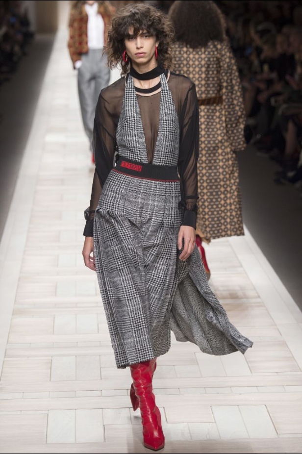 ازياء مزينة بالفرو الفاخر والزهور تسيطر على مجموعة fendi لخريف وشتاء 2018