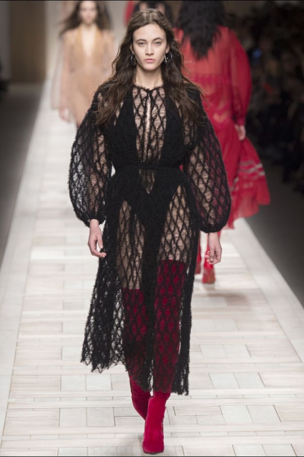 ازياء مزينة بالفرو الفاخر والزهور تسيطر على مجموعة fendi لخريف وشتاء 2018