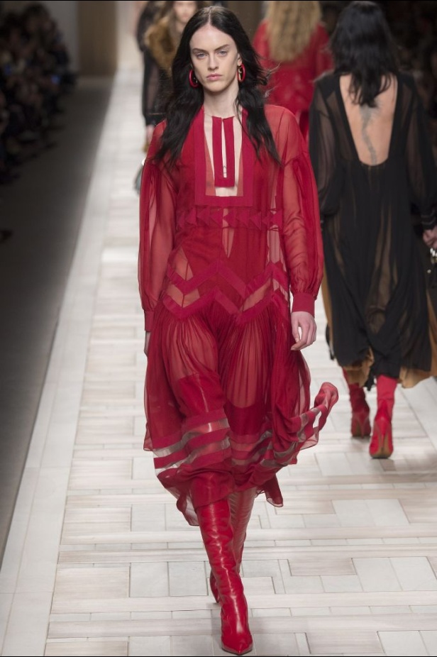 ازياء مزينة بالفرو الفاخر والزهور تسيطر على مجموعة fendi لخريف وشتاء 2018