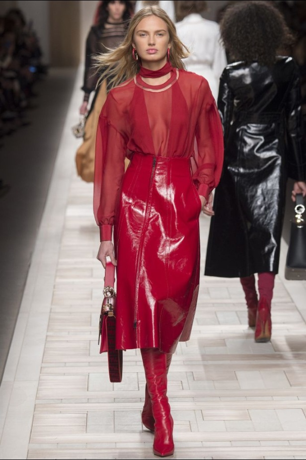 ازياء مزينة بالفرو الفاخر والزهور تسيطر على مجموعة fendi لخريف وشتاء 2018