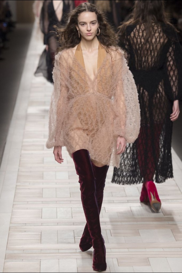 ازياء مزينة بالفرو الفاخر والزهور تسيطر على مجموعة fendi لخريف وشتاء 2018