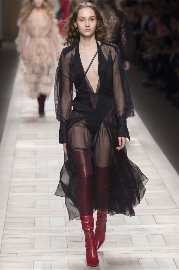 ازياء مزينة بالفرو الفاخر والزهور تسيطر على مجموعة fendi لخريف وشتاء 2018