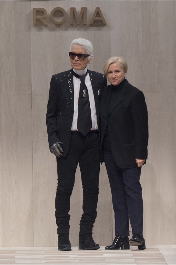 ازياء مزينة بالفرو الفاخر والزهور تسيطر على مجموعة fendi لخريف وشتاء 2018