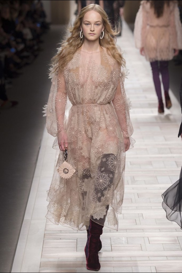 ازياء مزينة بالفرو الفاخر والزهور تسيطر على مجموعة fendi لخريف وشتاء 2018