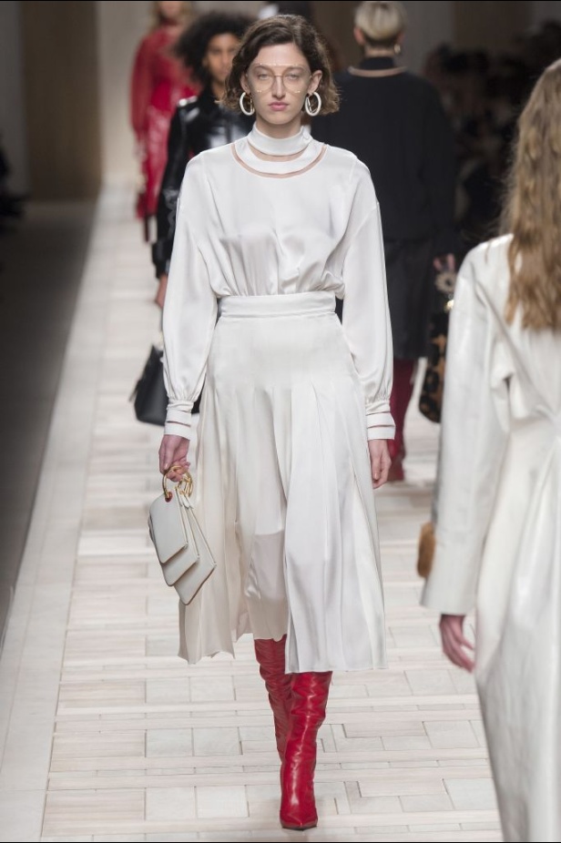 ازياء مزينة بالفرو الفاخر والزهور تسيطر على مجموعة fendi لخريف وشتاء 2018