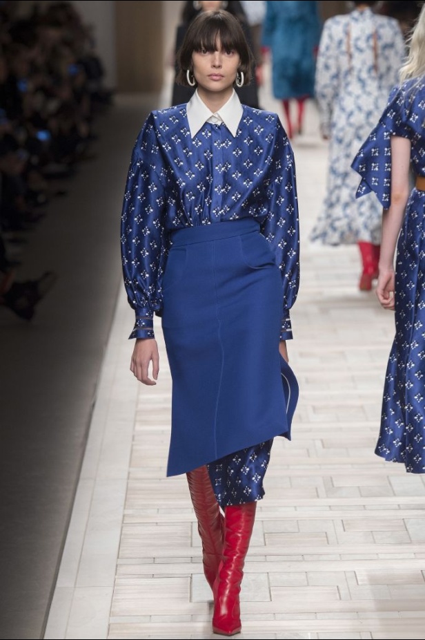 ازياء مزينة بالفرو الفاخر والزهور تسيطر على مجموعة fendi لخريف وشتاء 2018