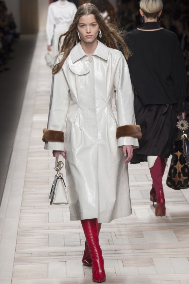 ازياء مزينة بالفرو الفاخر والزهور تسيطر على مجموعة fendi لخريف وشتاء 2018