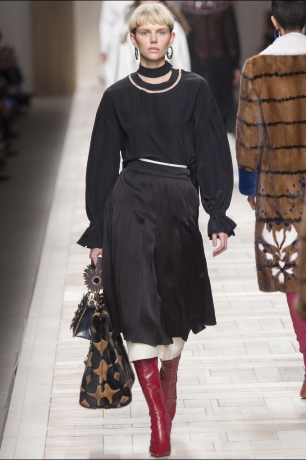 ازياء مزينة بالفرو الفاخر والزهور تسيطر على مجموعة fendi لخريف وشتاء 2018