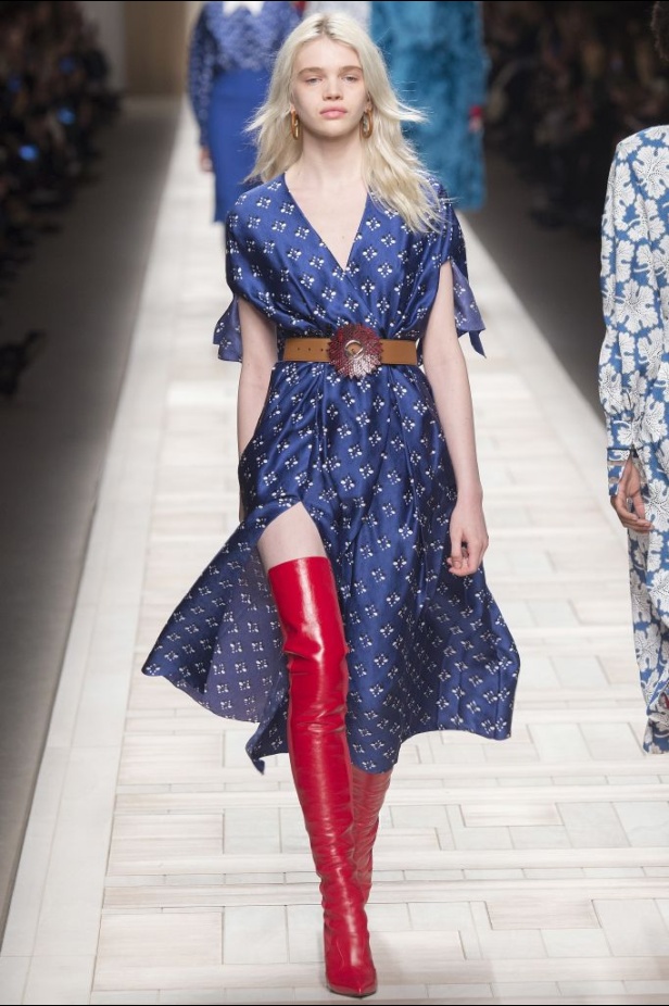 ازياء مزينة بالفرو الفاخر والزهور تسيطر على مجموعة fendi لخريف وشتاء 2018