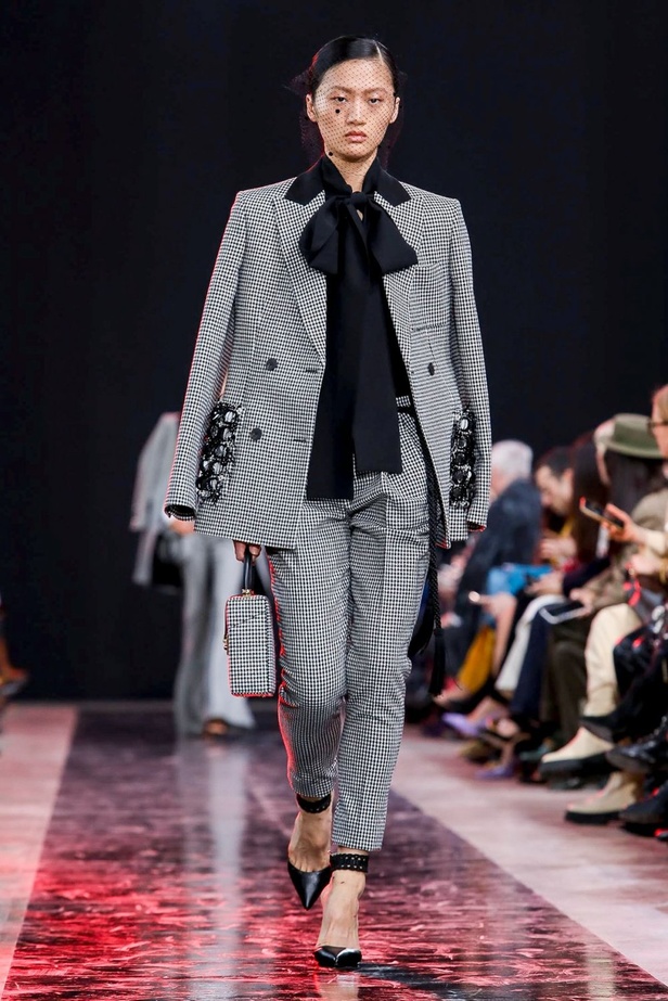 مجموعة Elie Saab لخريف وشتاء 2020-2021 خلال اسبوع الموضة في باريس