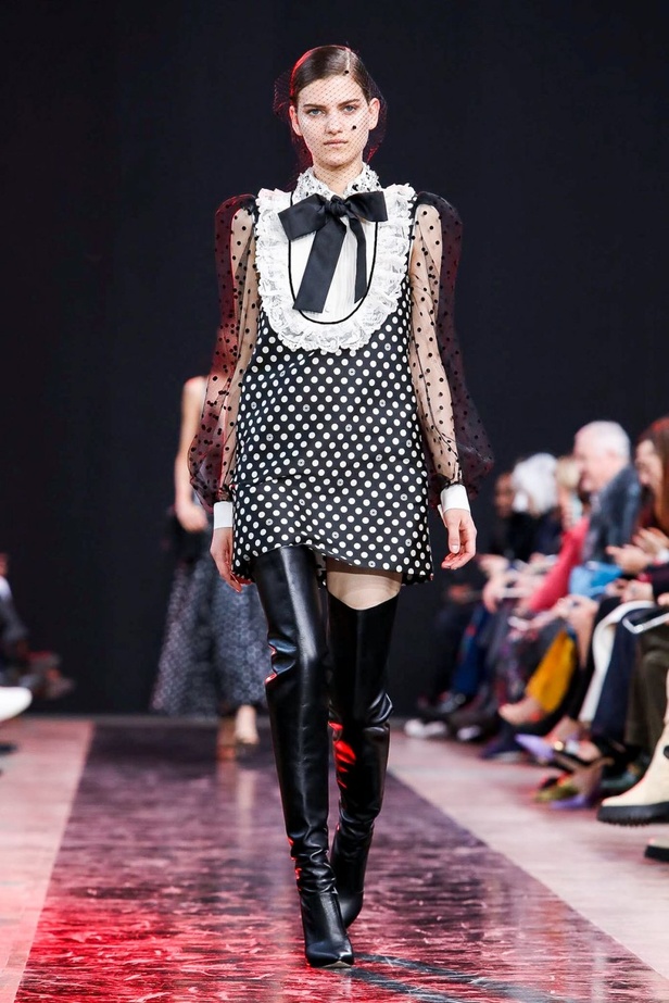 مجموعة Elie Saab لخريف وشتاء 2020-2021 خلال اسبوع الموضة في باريس