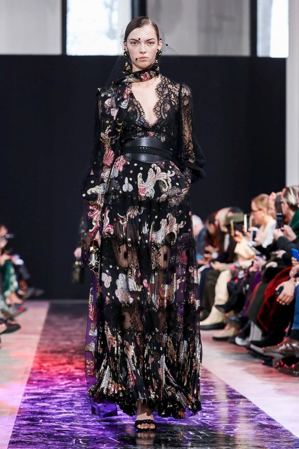 مجموعة Elie Saab لخريف وشتاء 2020-2021 خلال اسبوع الموضة في باريس