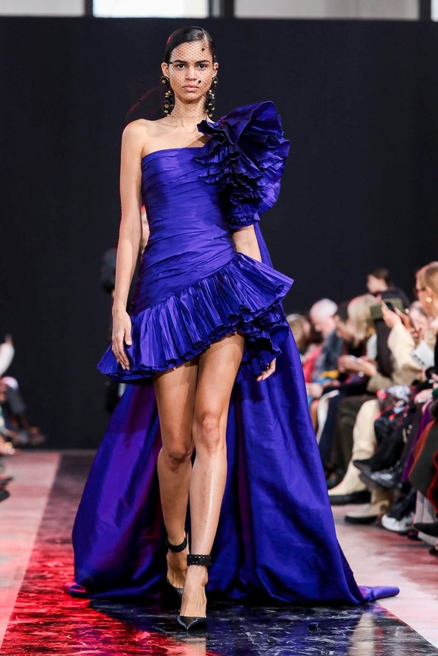 مجموعة Elie Saab لخريف وشتاء 2020-2021 خلال اسبوع الموضة في باريس