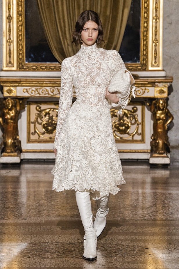 عرض ازياء ارمانو سيرفينو لموضة خريف وشتاء 2021-2022