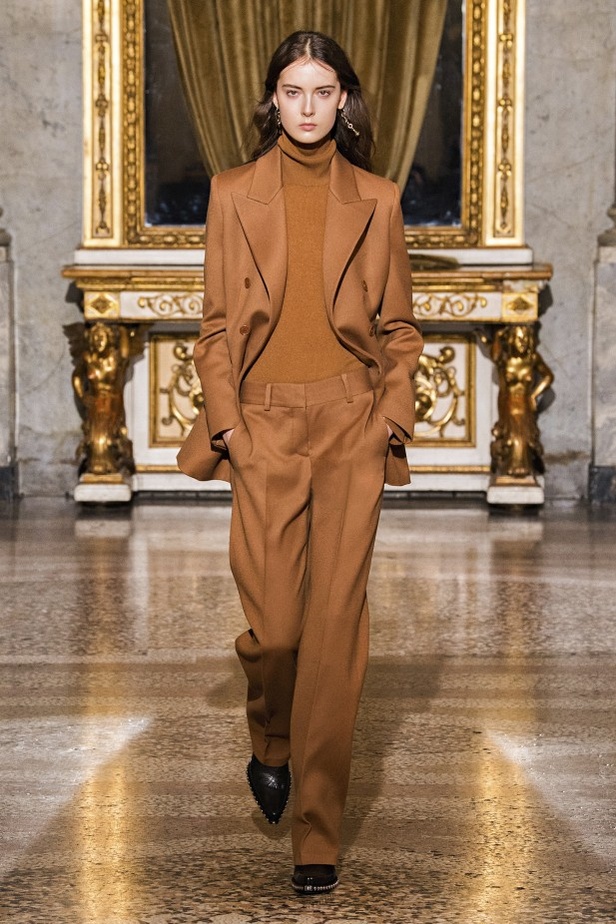 عرض ازياء ارمانو سيرفينو لموضة خريف وشتاء 2021-2022