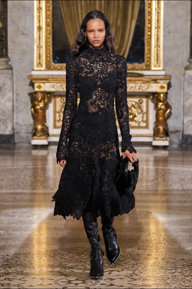 عرض ازياء ارمانو سيرفينو لموضة خريف وشتاء 2021-2022