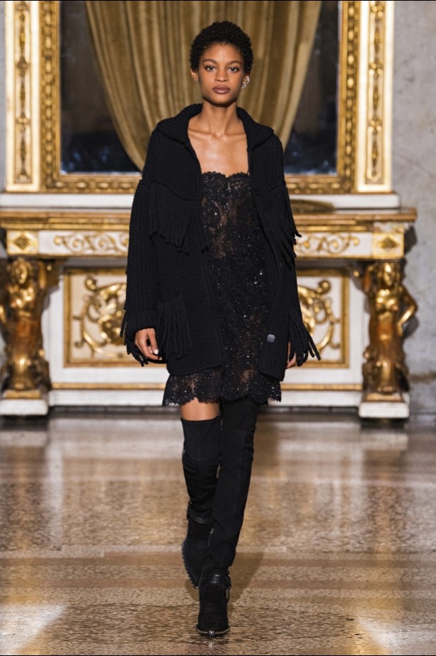 عرض ازياء ارمانو سيرفينو لموضة خريف وشتاء 2021-2022