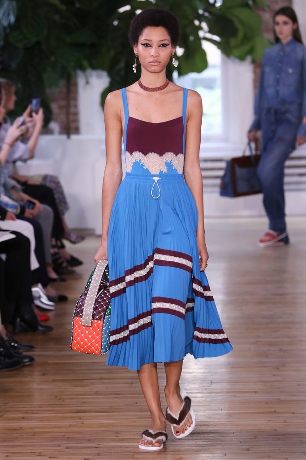 بالصور مجموعة ازياء فالنتينو ريزورت 2018