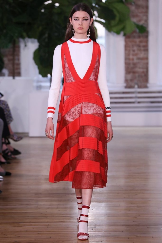 بالصور مجموعة ازياء فالنتينو ريزورت 2018