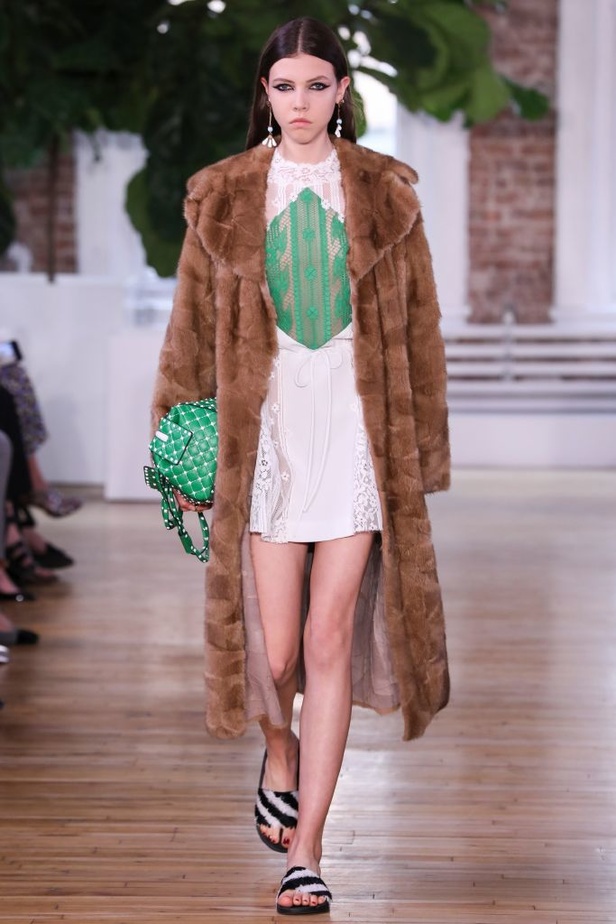 بالصور مجموعة ازياء فالنتينو ريزورت 2018