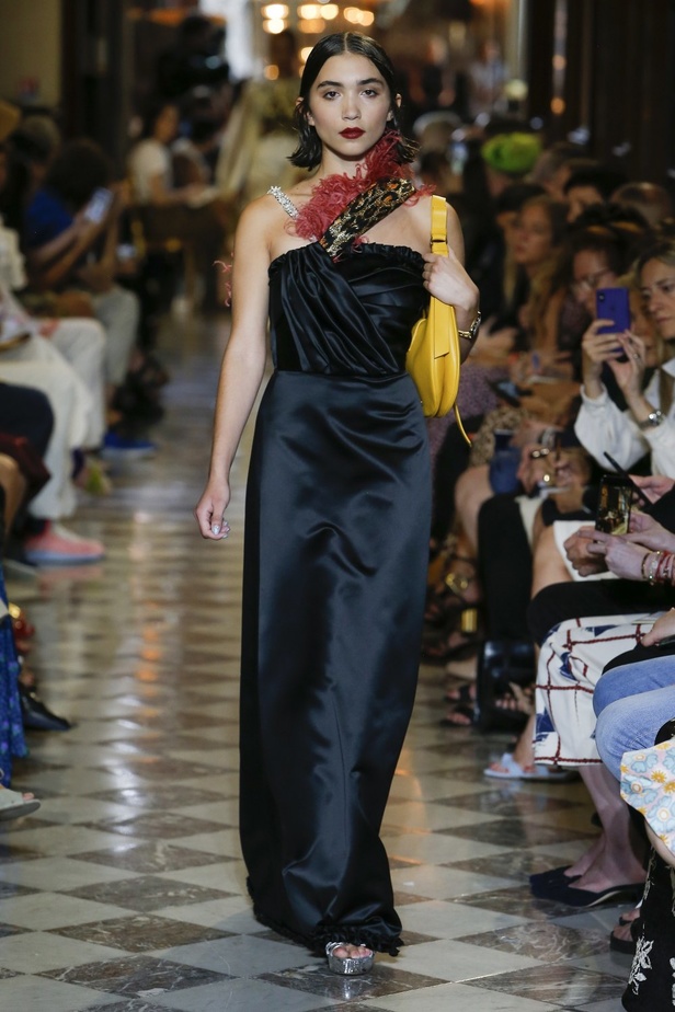 مزيج من العصرية والكلاسيكية في أحدث مجموعة لدار Miu Miu ريزورت 2019