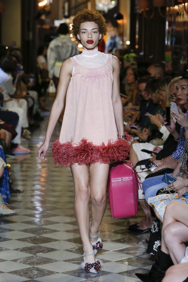 مزيج من العصرية والكلاسيكية في أحدث مجموعة لدار Miu Miu ريزورت 2019