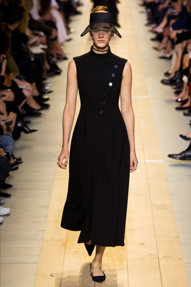 عرض أزياء "ديور" لموسم ربيع وصيف 2017