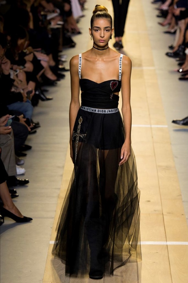 عرض أزياء "ديور" لموسم ربيع وصيف 2017