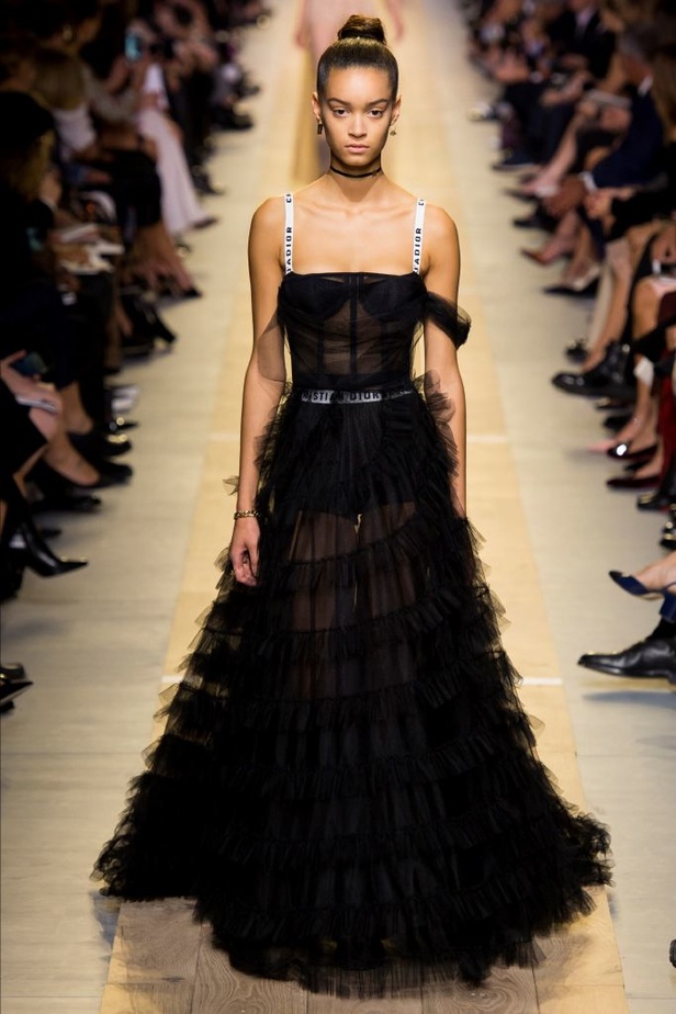 عرض أزياء "ديور" لموسم ربيع وصيف 2017