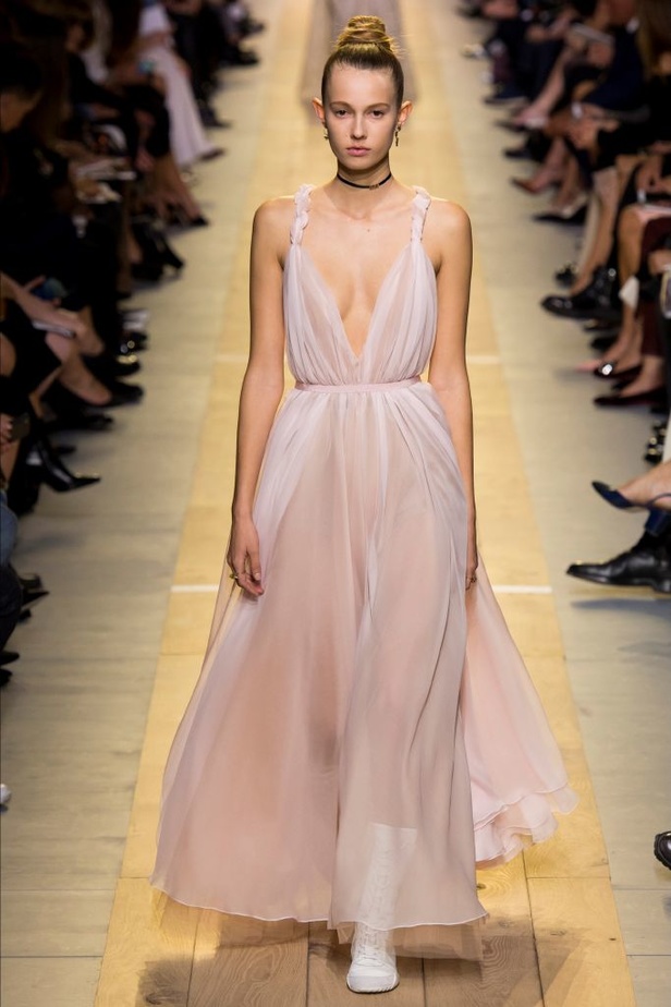 عرض أزياء "ديور" لموسم ربيع وصيف 2017