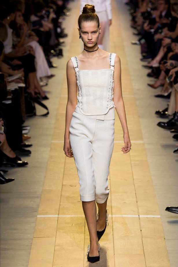 عرض أزياء "ديور" لموسم ربيع وصيف 2017