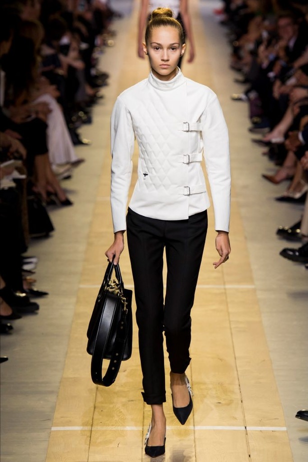 عرض أزياء "ديور" لموسم ربيع وصيف 2017