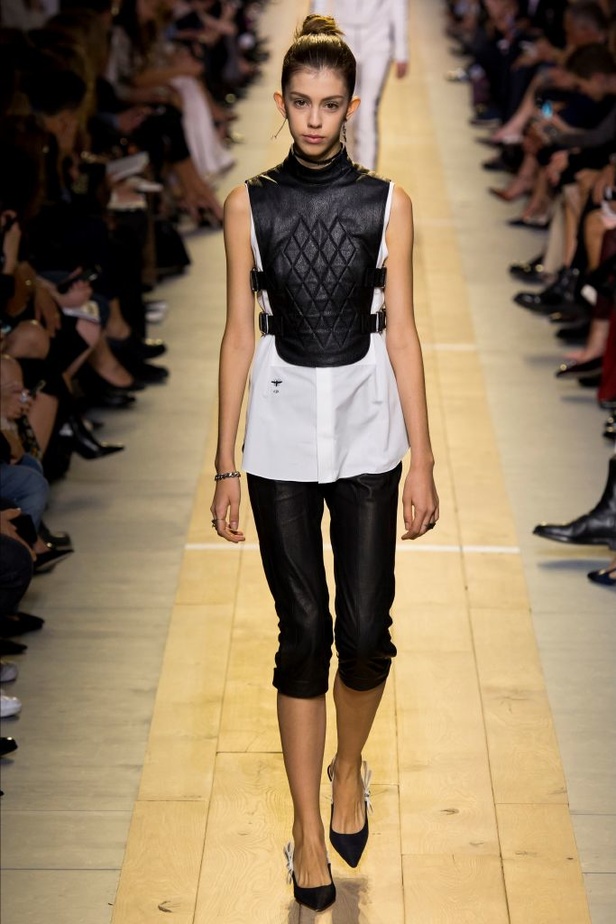 عرض أزياء "ديور" لموسم ربيع وصيف 2017