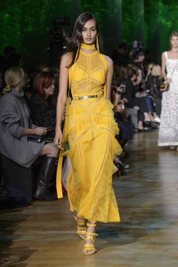 مجموعة ايلي صعب لربيع وصيف 2018 في باريس 