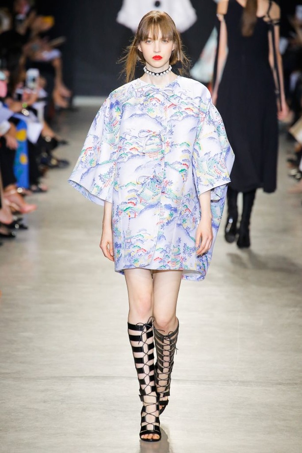 تصاميم وفساتين من عرض أندرو جي أن في اسبوع الموضة في باريس