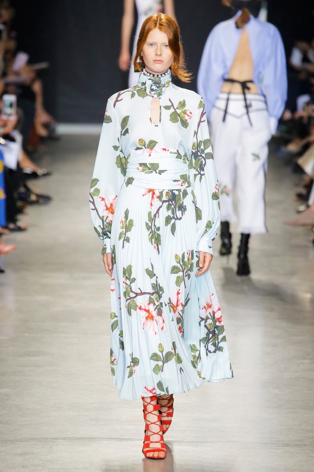 تصاميم وفساتين من عرض أندرو جي أن في اسبوع الموضة في باريس