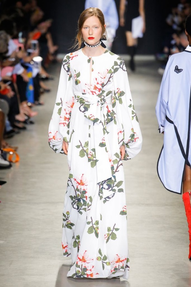 تصاميم وفساتين من عرض أندرو جي أن في اسبوع الموضة في باريس