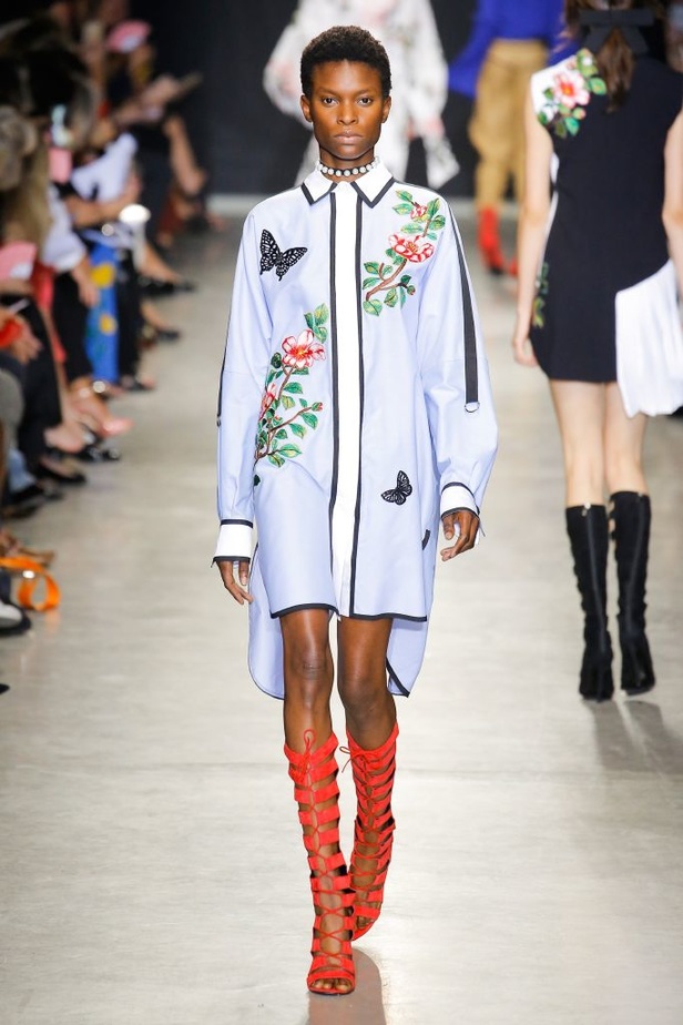 تصاميم وفساتين من عرض أندرو جي أن في اسبوع الموضة في باريس