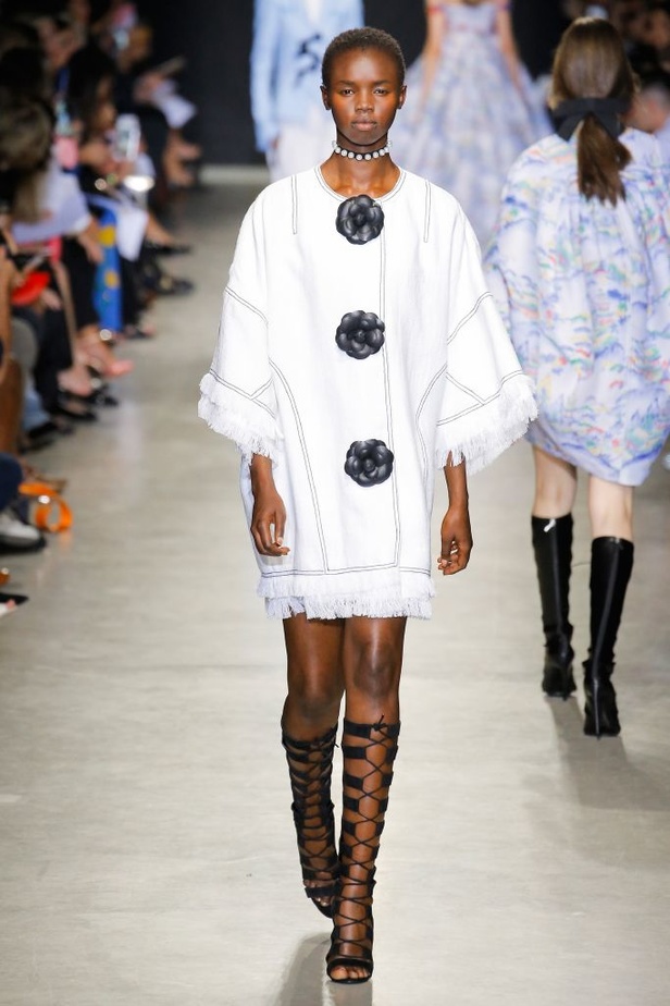 تصاميم وفساتين من عرض أندرو جي أن في اسبوع الموضة في باريس