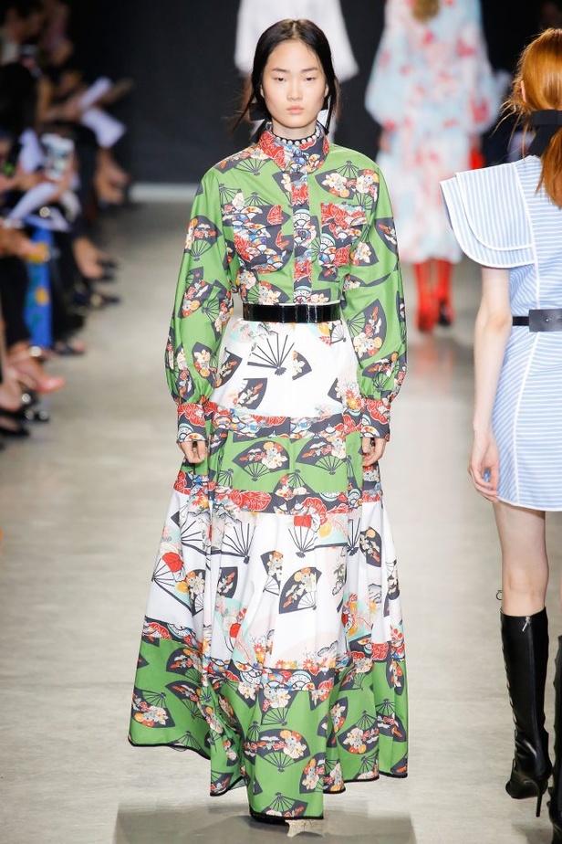 تصاميم وفساتين من عرض أندرو جي أن في اسبوع الموضة في باريس