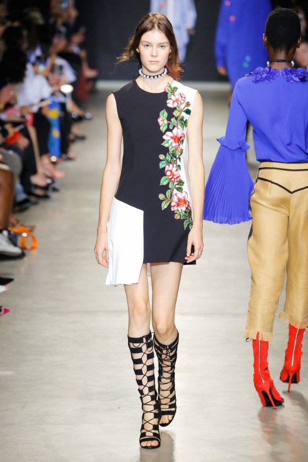 تصاميم وفساتين من عرض أندرو جي أن في اسبوع الموضة في باريس