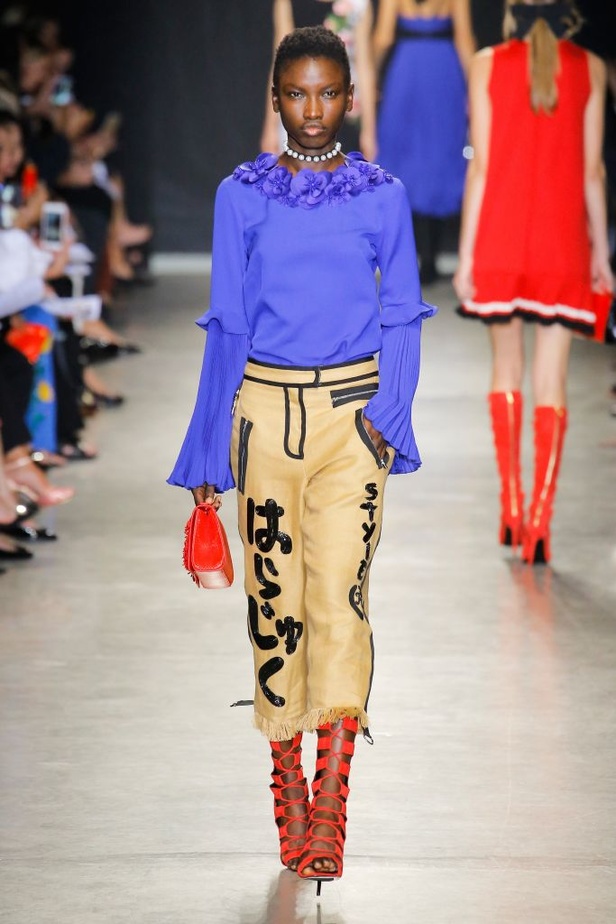 تصاميم وفساتين من عرض أندرو جي أن في اسبوع الموضة في باريس