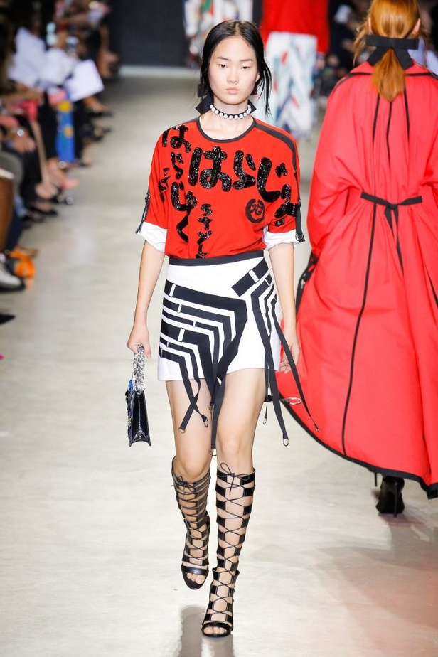 تصاميم وفساتين من عرض أندرو جي أن في اسبوع الموضة في باريس