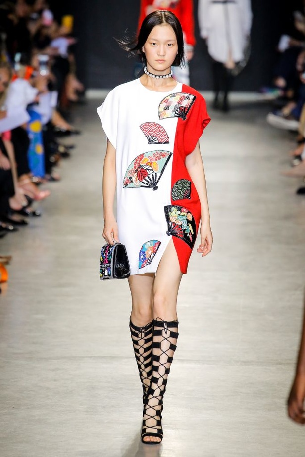 تصاميم وفساتين من عرض أندرو جي أن في اسبوع الموضة في باريس