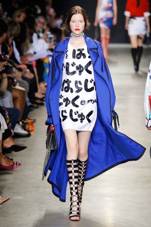 تصاميم وفساتين من عرض أندرو جي أن في اسبوع الموضة في باريس